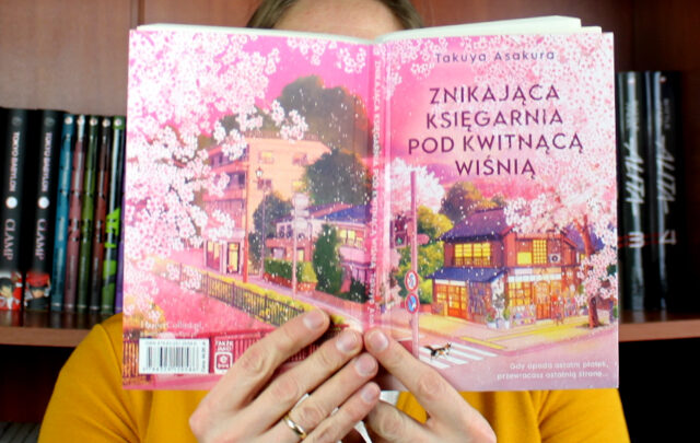 Znikająca księgarnia pod kwitnącą wiśnią